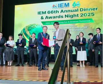 XMUM Student Receives IEM Gold Medal Award for Outstanding Academic Achievement